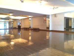 広いフロアーでダンスを楽しみましょう！「国産桜無垢」を使用しており、適度な弾力があり、疲れを感じさせない床となっております。