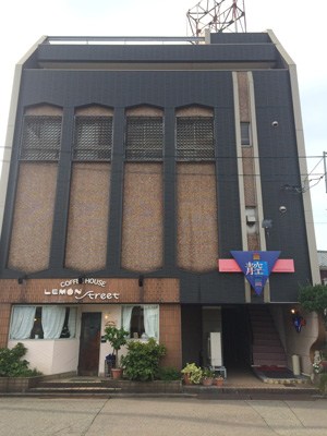 当店入り口になります